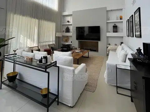 Casa en Venta con 4 cocheras