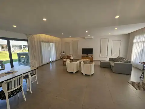 Casa en Alquiler Temporal con 2 cocheras