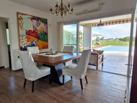 Casa en Alquiler con 2 cocheras