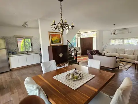 Casa 5 ambientes con 4 baños