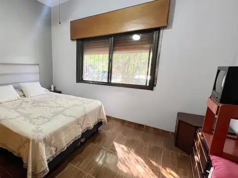 CASA EN VENTA 4 AMB. CON TERRENO y GALPÓN