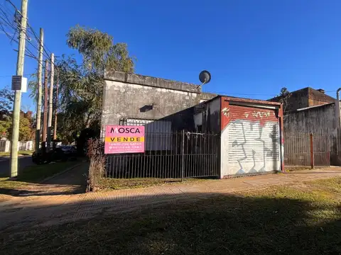 En venta esquina a refaccionar Casa   local Moreno centro