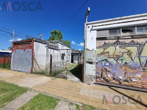 En venta esquina a refaccionar Casa   local Moreno centro