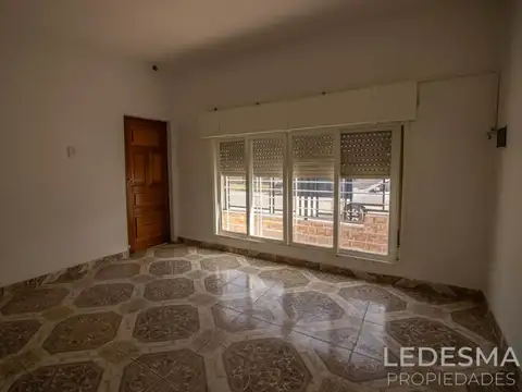 CASA 4 AMBIENTES CON COCHERA