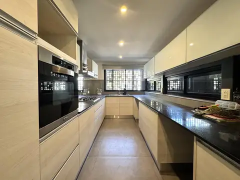 Casa 6 ambientes con 2 baños