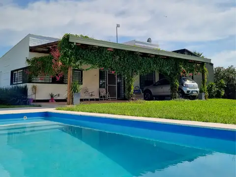 Casa en Venta con 2 cocheras