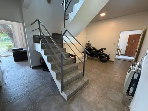 Casa 7 ambientes con 2 baños