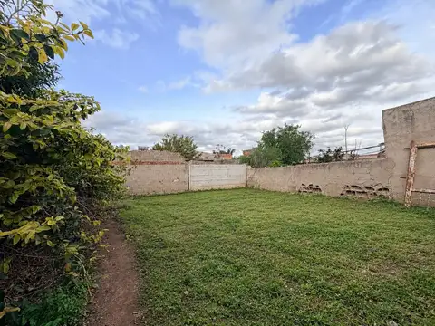 Casa con amplio lote