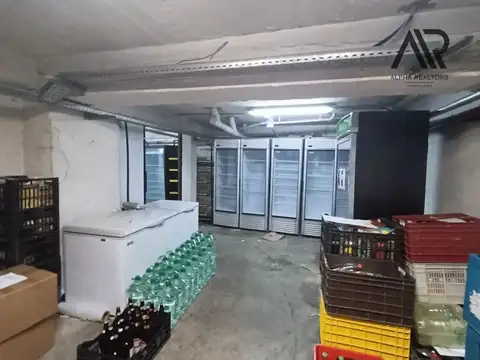 Alquiler de Local Comercial con Oficinas sobre Bulevar Artigas Acceso Vehicular