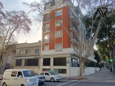 Alquiler de Local Comercial con Oficinas sobre Bulevar Artigas Acceso Vehicular