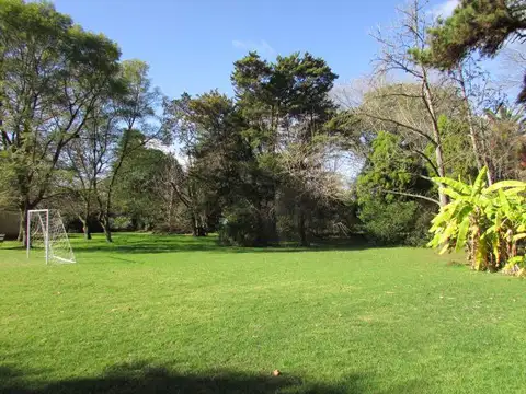 Gran lote en espectacular arboleda en el Barrio Los Nogales