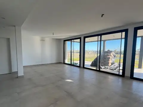 Casa 4 ambientes con 2 baños