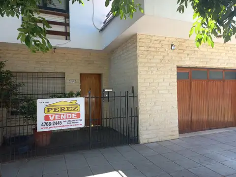 Hermosa casa con tres dormit. y garage P/dos autos