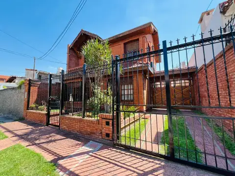 Chalet de 3 ambientes   dependencia de servicio en venta, en Martínez.