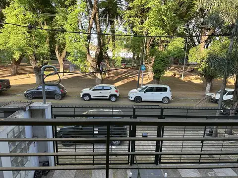 depto monoam con balcon al frente