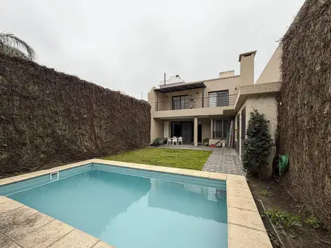 Casa de 3 dormitorios con 2 cocheras, jardín y pileta en Refinería