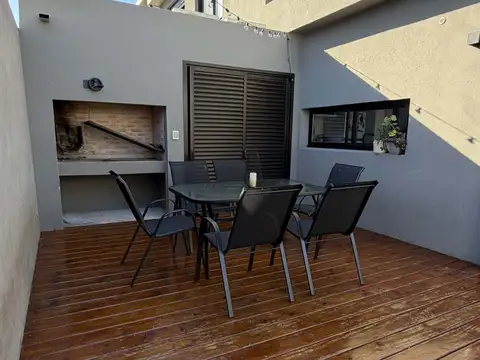 Casa en Alquiler con 2 cocheras