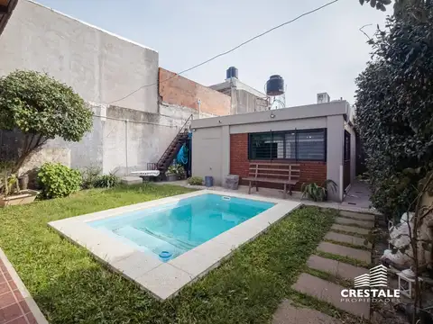 Venta / Permuta - Casa 3 dormitorios con patio, pileta y quincho - Suroeste, Rosario.