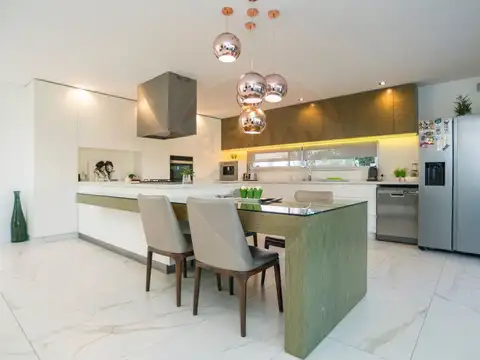 Casa 6 ambientes con 2 baños
