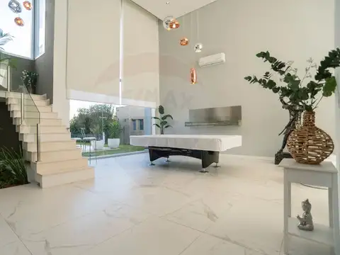 Casa en Alquiler con 2 cocheras