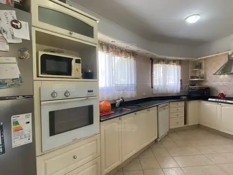 Casa en Alquiler con 1 cochera