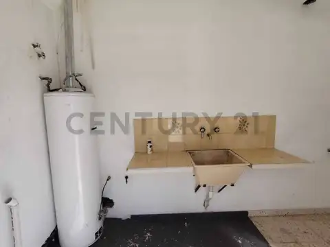 Casa 6 ambientes con 2 baños