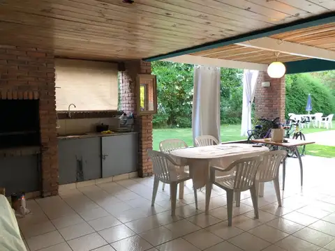 Casa en Venta con 2 cocheras