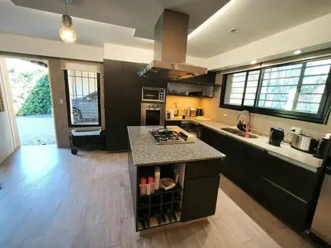 Casa en Alquiler con 4 cocheras