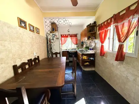 Casa 4 ambientes con 2 baños