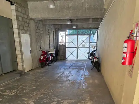 Excelente cochera cubierta y fija en edificio joven bajas expensas mts.Facultad