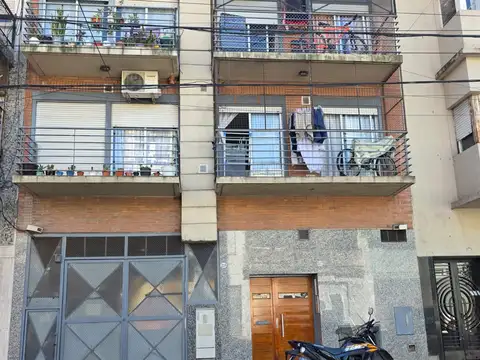 Excelente cochera cubierta y fija en edificio joven bajas expensas mts.Facultad