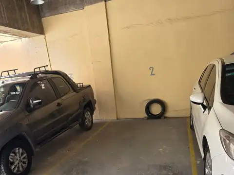 Excelente cochera cubierta y fija en edificio joven bajas expensas mts.Facultad