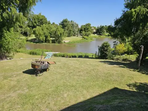 Casa de 2 plantas, 3 dormitorios con jardín y bajada al río!  Barrio Náutico Privado El Solar d...