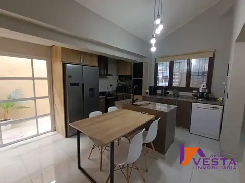 Casa 8 ambientes con 3 baños