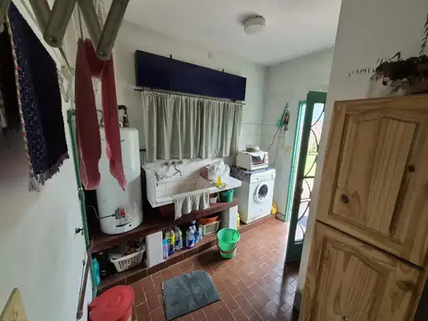 Casa 4 ambientes con 2 baños