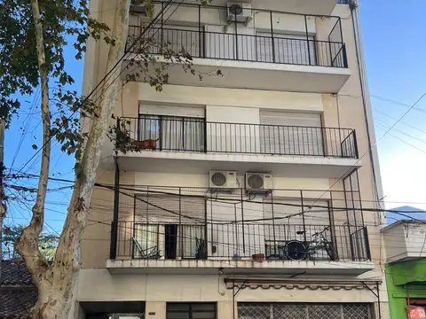 AMPLIO DEPARTAMENTO CON BALCON AL CONTRAFRENTE - APTO PROFESIONAL