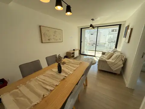 Departamento 2 amb con Balcon a la Calle. Vista Lateral al Mar