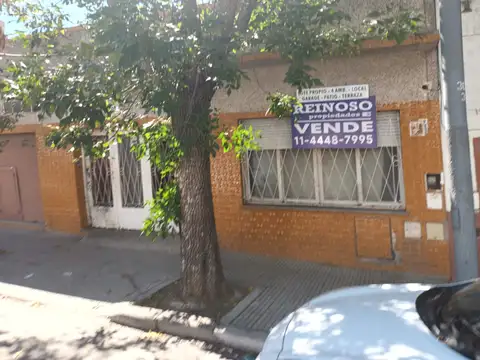 CASA EN LOTE PROPIO, 4 AMBIENTES , GARAGE , LOCAL, PATIO y TERRAZA