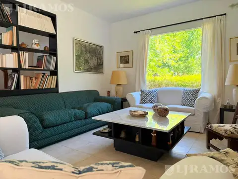 Casa en Alquiler con 2 cocheras