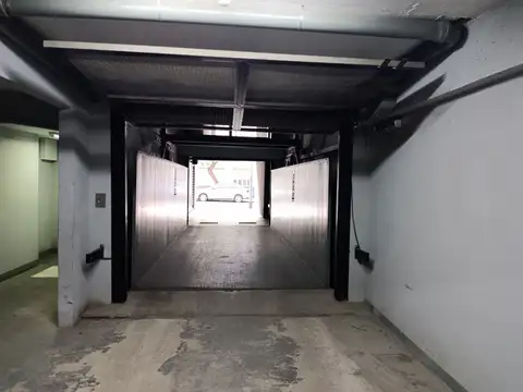 venta de Cochera fija cubierta en planta baja Flores mts del subte A