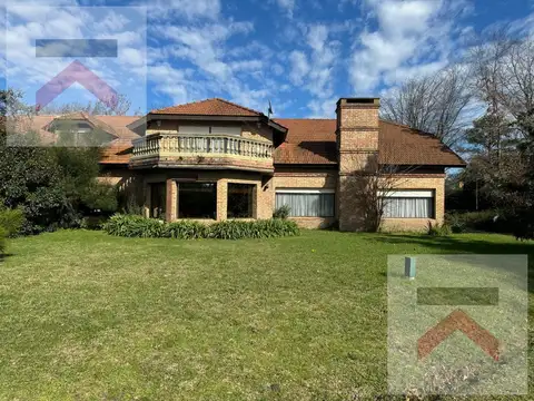 GRAN CASA AL GOLF excelente ubicación (2 o 3 lotes) en Los Cardales Country Club