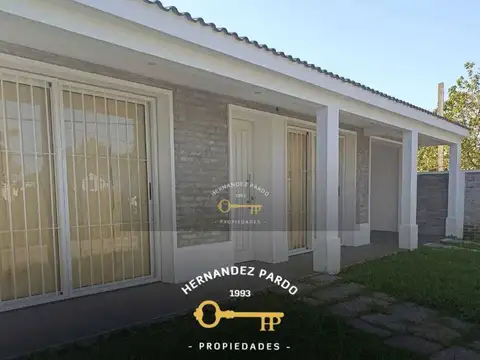 Casa al frente con gran terreno para edificar detrás