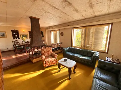Casa con piscina y amplio terreno sobre Bv. Rondeau – Estilo tradicional y gran potencial