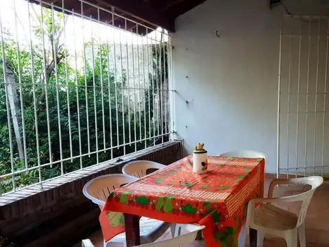 Casa 1 ambiente en amplio lote