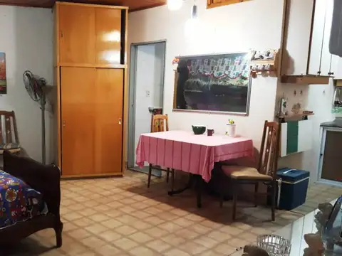 Casa 1 ambiente en amplio lote