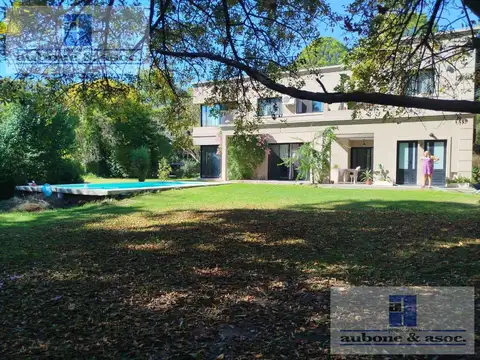 Casa 8 ambientes con 5 baños