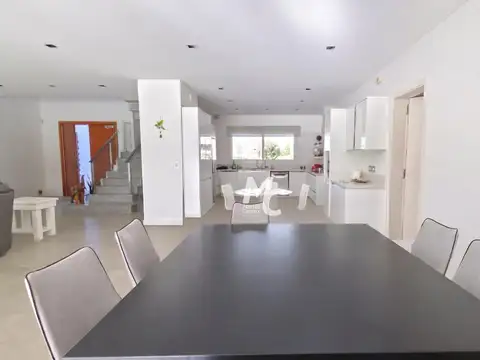Casa 6 ambientes con 4 baños