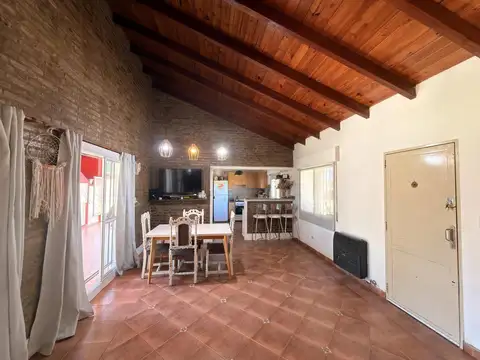Casa 4 ambientes con 2 baños