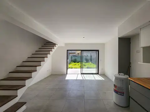 Casa tipo duplex de 2 dormitorios, cochera, jardín en Tierra Nueva Fisherton