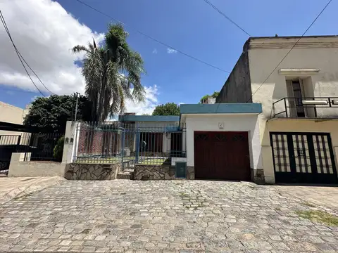 Casa en Venta de 2 dorm. Patio con quincho de uso indep. baño completo y parrilla. Centro Campana